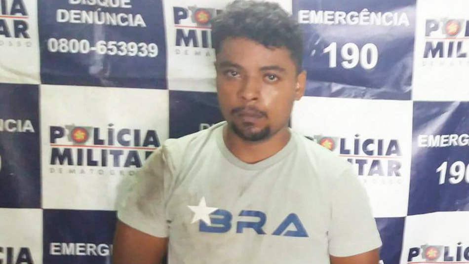 Suspeito estava andando descalço quando foi preso 